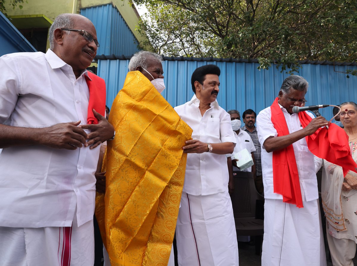 mkstalin's tweet photo. பொதுவாழ்வில் தூய்மை, எளிமை ஆகியவற்றுக்கான குறிச்சொல்லாக மாறிவிட்ட மாபெரும் பொதுவுடைமைப் போராளி தோழர் நல்லக்கண்ணு அவர்களின் 97-ஆவது பிறந்தநாளில் அவரை நேரில் சந்தித்து வாழ்த்தி வணங்கினேன். 

இன்னும் பல்லாண்டுகள் தம் சிந்தனைக்கொடையால் நம் தமிழ்ச்சமூகத்தை அவர் செறிவூட்டட்டும்! https://t.co/UV9sooja7q