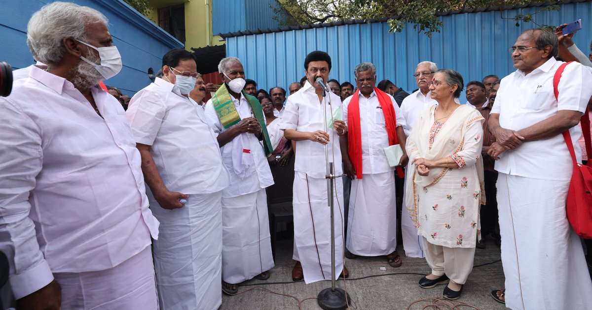 mkstalin's tweet photo. பொதுவாழ்வில் தூய்மை, எளிமை ஆகியவற்றுக்கான குறிச்சொல்லாக மாறிவிட்ட மாபெரும் பொதுவுடைமைப் போராளி தோழர் நல்லக்கண்ணு அவர்களின் 97-ஆவது பிறந்தநாளில் அவரை நேரில் சந்தித்து வாழ்த்தி வணங்கினேன். 

இன்னும் பல்லாண்டுகள் தம் சிந்தனைக்கொடையால் நம் தமிழ்ச்சமூகத்தை அவர் செறிவூட்டட்டும்! https://t.co/UV9sooja7q