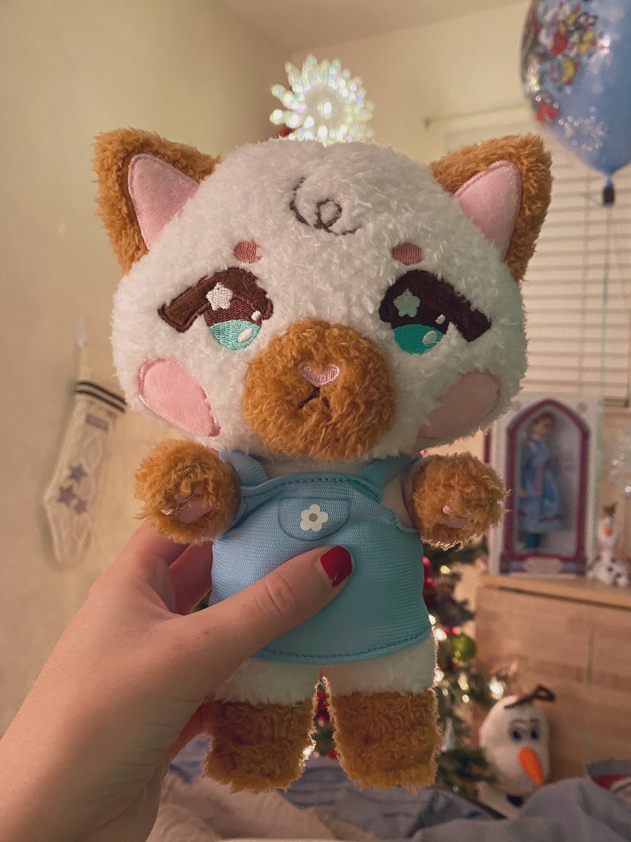 My fiancé got me latte Siamese kitty plush by <a href="/Sugary_Carousel/">Moon 🌙</a> for Christmas and I’m literally so happy 😭😭😭 everyone go buy her now! She is so cute &amp; pretty 🥺💕💕