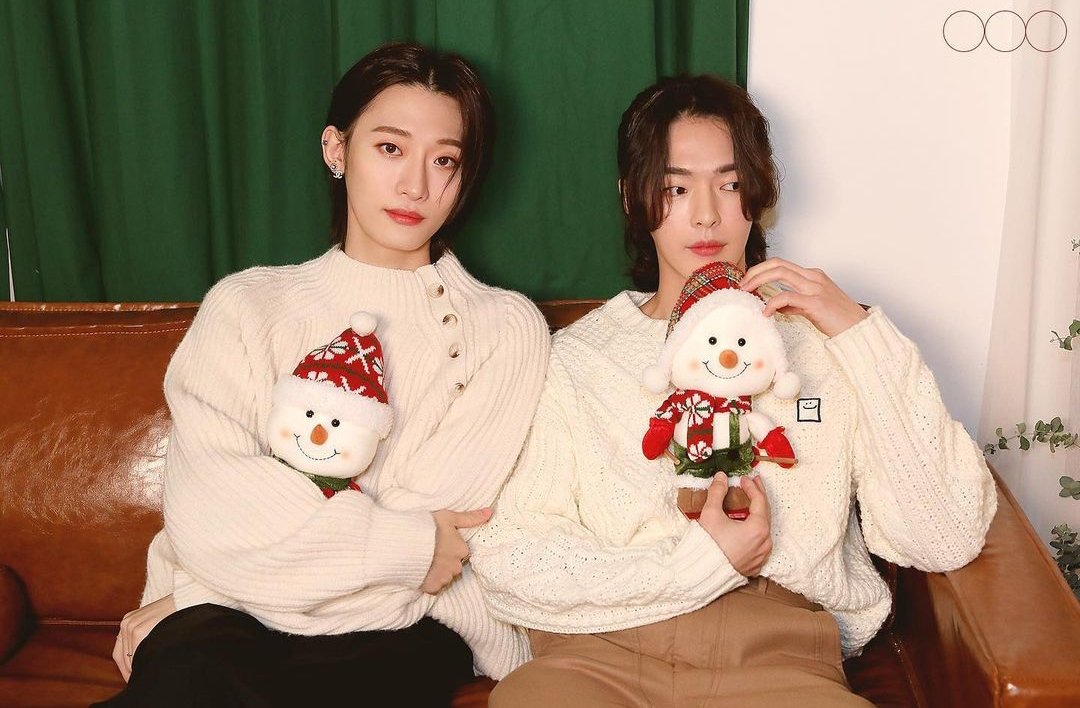 25/12/2021
—Kyu pasó Navidad con sus amigos, con quienes se reunió en la casa de uno de ellos para tener su cena navideña. Mientras estaban en dicha reunión Kyu le pide a uno de sus amigos que le tomara una foto junto a <a href="/YxxJung_B/">˓ 𝘆𝗼oJu𝗻𝗴 › ˖ ۫ ࣪</a> para compartirla más tarde en su IG.—