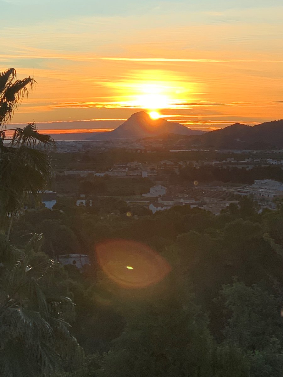 zepolinotan's tweet photo. #NavelinesDeDrac Quan el Sol i el Montgó s'alinien desde el meu  vàter màgic, ocorren coses increíbles. Hui ens ha aparegut una de les 100 #NavelinesDeDrac.  ressuscitar a Vissanteta Kalikenyo is posibol! https://t.co/TZbxQQ1uGG