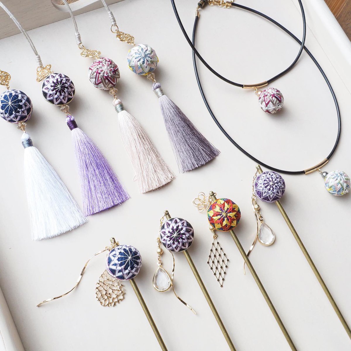 本日12/26から1/3まで、
#はれてまり工房inアトレ吉祥寺
に出展します。 

haretemari.com/news/211223/

一点ものの作品や
年末年始ならではの商品が
多数出品しております😊

#手鞠 #アトレ吉祥寺 #ものづくり #和小物 #てまりアクセサリー #冬 #吉祥寺