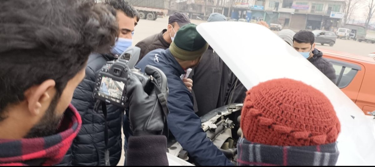 Vehicles inspected and the fit ones provided Fitness Certificates onspot.
Signature campaign to promote Road Safety conducted, a number of drivers signed under the Road Safety pledge.
Road Safety posters distributed among road users.
#Last day of Good Governance Week in Shopian