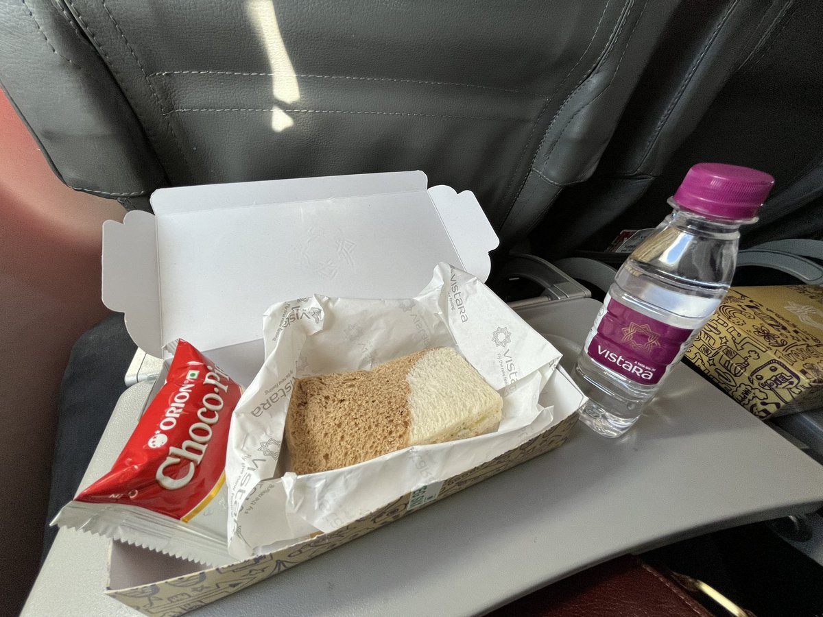 @airvistara for the 1st time used your services. It was a good experience- ambience, VistaraWorld and also Pleasantly surprised with the complimentary refreshments. 👌