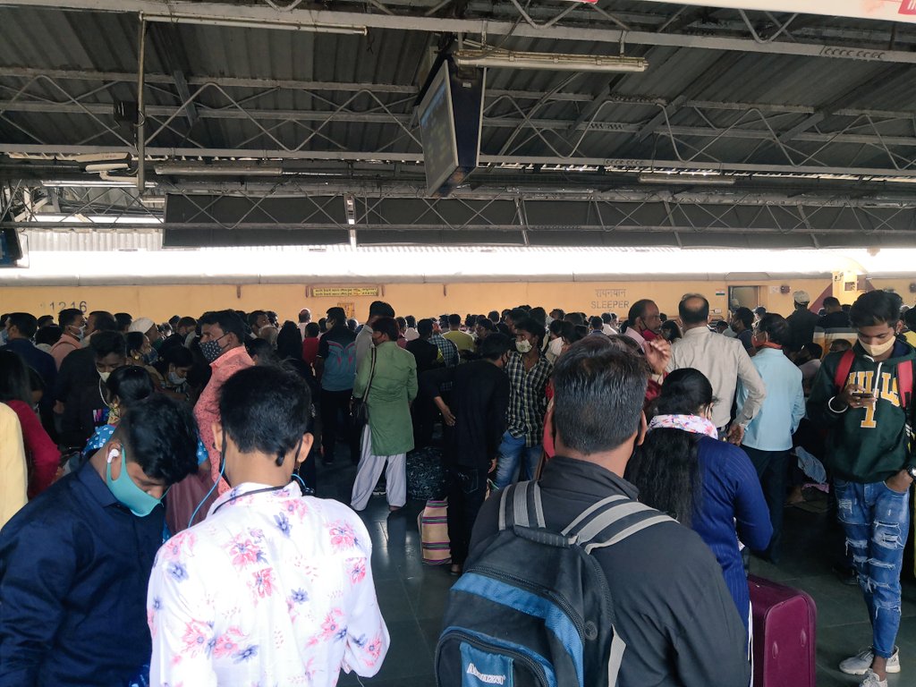 originalyash's tweet image. Huge crowd at Dadar Central stations due to #SundayMegaBlock 

No train for Thane end from last 20 mins