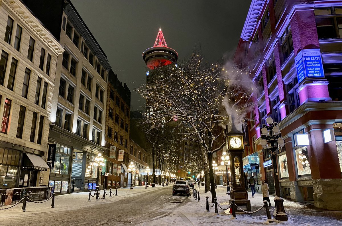 A #snowy #Gastown in #Vancouver #BC as we close out a #WhiteChristmas in the #city where a light #snow continues to fall (and so do the temps)

#ShareYourWeather #YVRwx #BCwx #BCstorm #BCsnow #BCcold #BritishColumbia #ArcticOutflow #SteamClock #HarbourCentre @MyVancouver