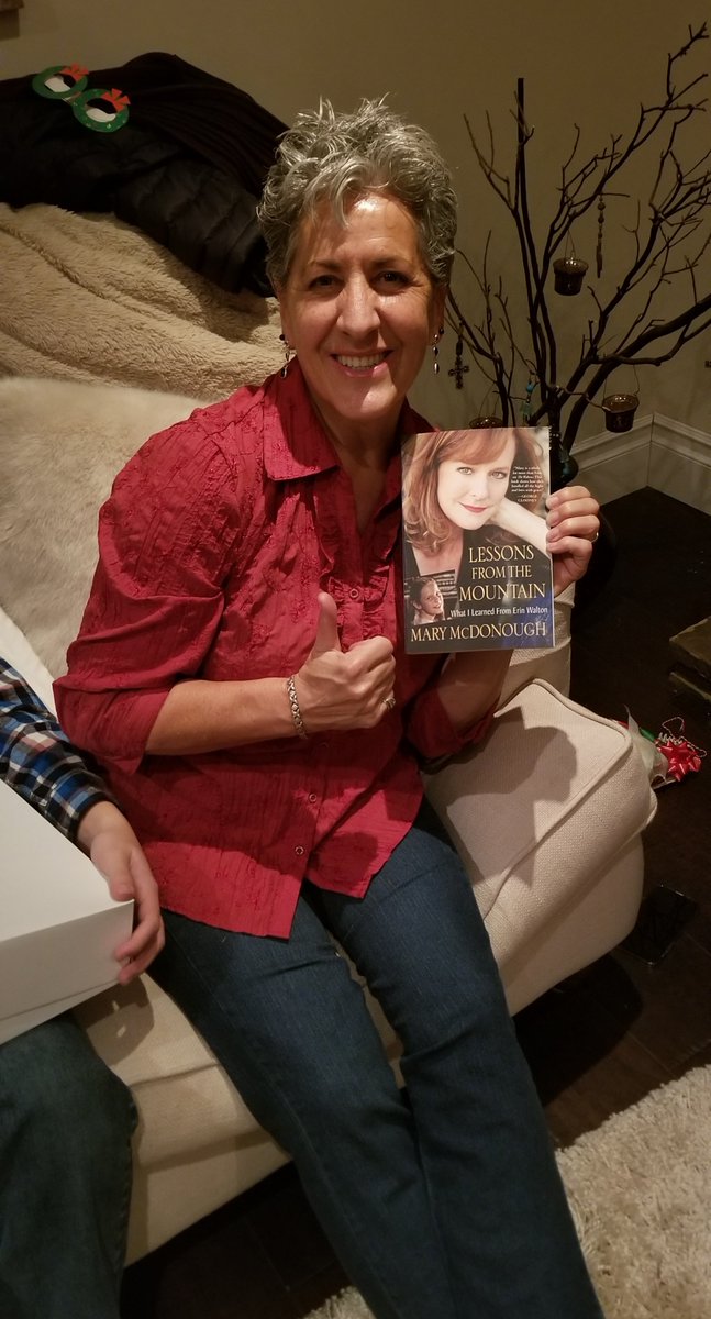 Otalia69's tweet photo. #MerryChristmas, @Mary_McDonough! 🎄 Remember Nov. 2016, you came to #Ventura to autograph #LessonsFromTheMountain and I bought one for @MZiegler63? Well, here we are, 5 yrs. later...found where I hide your book, and now she has it to enjoy...📚  Thank you! #SentimentalSaturday https://t.co/mi3J4L5Zht
