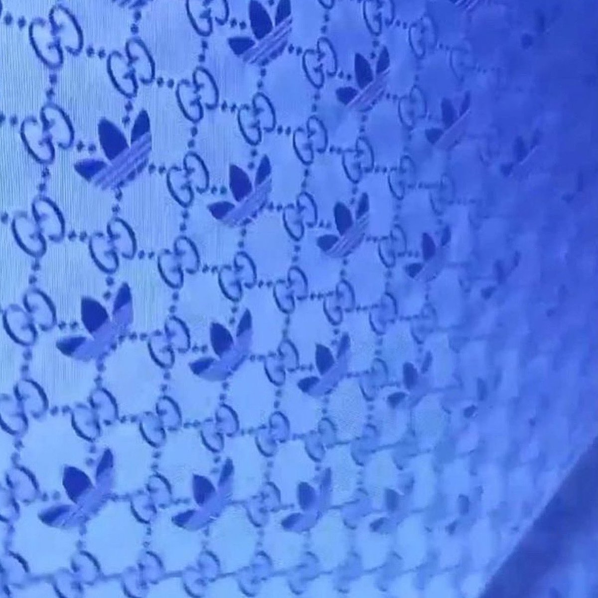 Après #BalenciagaxGucci et #Guccixbox, la marque italienne @Gucci prépare une prochaine collaborera avec <a href="/adidas/">adidas</a>.