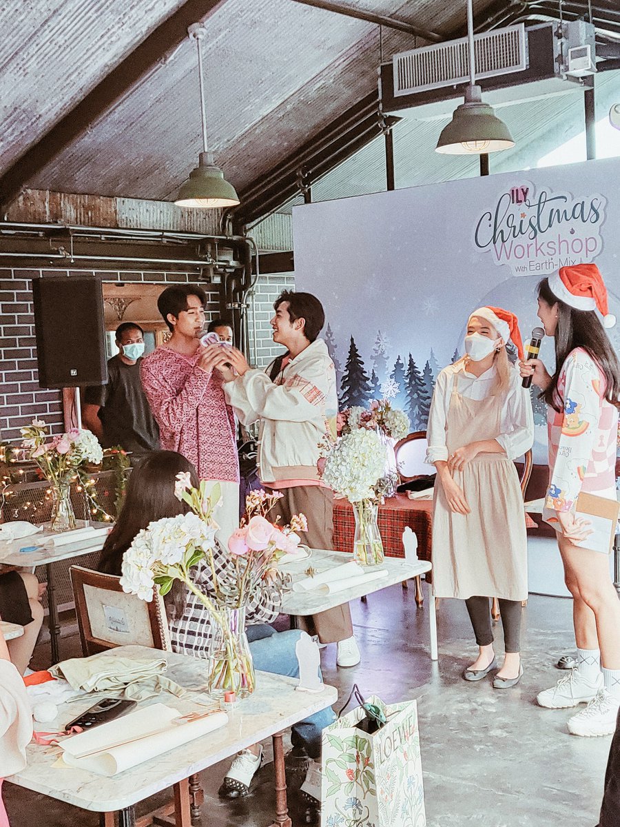 PimpayapS's tweet photo. @ilythofficial Christmas Workshop with @Earth_Pirapat @wixxiws 🌷❤🎄

#ILYxEarthMix 
#เอิร์ทมิกซ์ https://t.co/9v6RqOXRYc