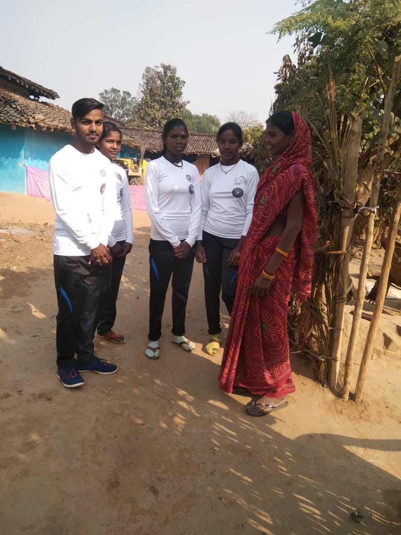 NssBalrampur's tweet photo. महाराजगंज हायर सेकेंडरी स्कूल की इकाई द्वारा सात दिवसीय विशेष शिविर के अवसर पर गांव में जाकर वन एवं पर्यावरण संरक्षण विषय पर परियोजना कार्य करते हुए।
@NSSRDBhopal @_NSSIndia 
@NssChhattisgarh https://t.co/auNuNQGboZ