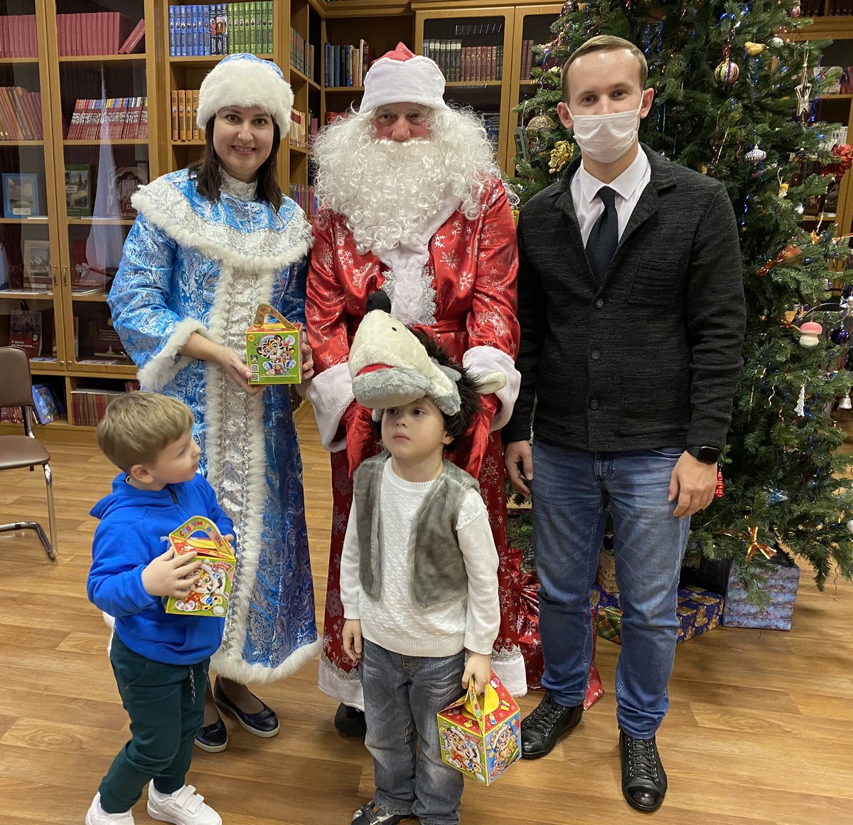 21.12.21. в <a href="/spb_samara1970/">Самарская Публичная</a> прошла новогодняя ёлка. С радостью поздравил 20 детей Самарского района сладкими подарками! Пусть в каждый дом придёт праздничное настроение! 🎆🎊⛄️