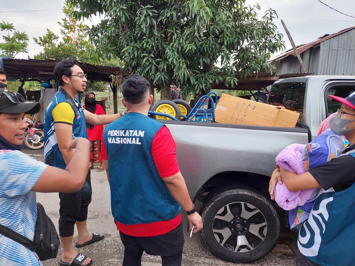 ahmadazarul_'s tweet photo. Walaupun KB dia WAF, WAF tak duduk diam. As Ketua Armada Nasional, dia dah ‘kerah’ seluruh Armada untuk membantu mangsa banjir.

Di Shah Alam, WAF turut turun membantu, termasuk Armada dari Penang, Johor, Kedah, Perlis dan Melaka turut membantu.

Benda baik kita sokong. https://t.co/NynnxunKwp