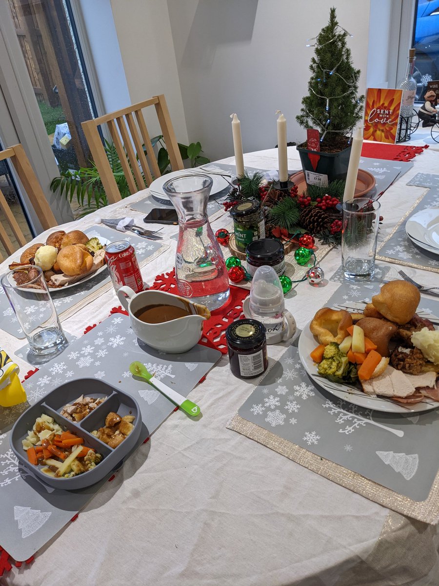 emmanator_91's tweet photo. Christmas dinner with the baby ☺️🎅🎄☃️ https://t.co/kFbcKmARta