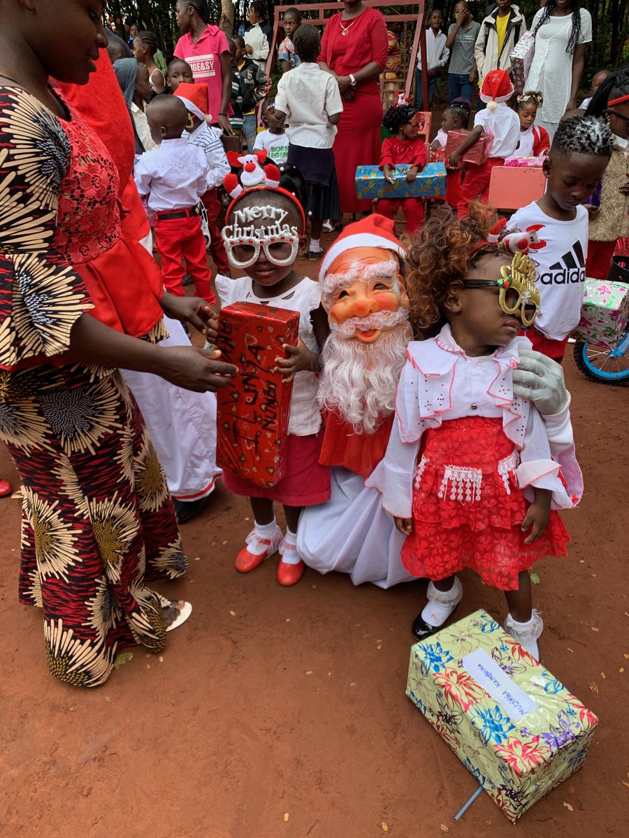 MutotoeV's tweet photo. Besuch vom Weihnachtsmann im Kindergarten im #VillageMutoto. https://t.co/KJbiKMDTLg