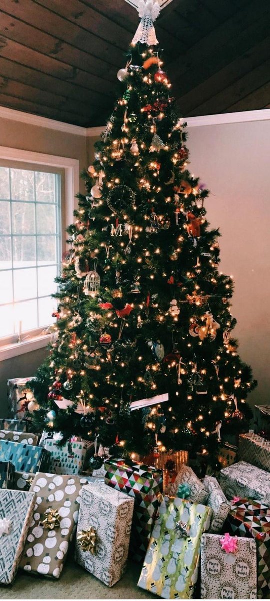 #JoyeuxNoël - #Noël... Cette jolie période de l'année où l'on songe plus au passé ni au futur mais rien qu'aux présents - #AntoineChuquet  🎅