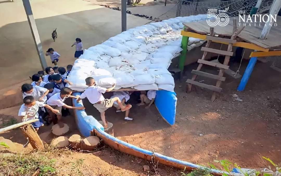 เด็กๆ ในบริเวณชายแดนไทย-พม่า ซ้อมหลบซ่อนในภาวะฉุกเฉินกรณีเกิดสงคราม .