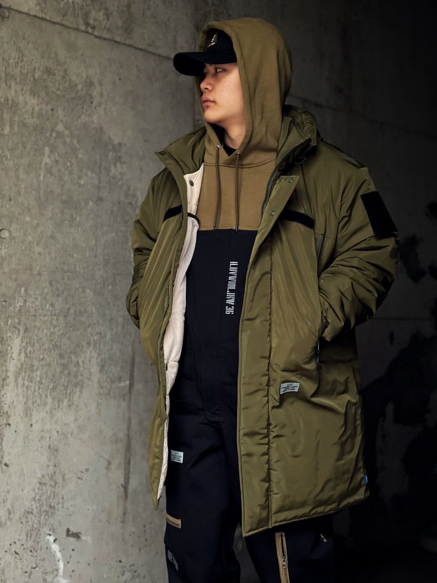 Lafayette_FJSW's tweet photo. 【STYLE SAMPLE】

ダウンに匹敵する防寒性を誇るロングパーカーに寒冷地用レイヤーリングウェアとして開発されたものをベースとしたオーバーオールをあわせ、高い機能性と全体的なアウトドアなイメージを崩さず、冬という寒い環境に対応するトータルコーデ。

MODEL　164cm
TOPS　M
PANTS　L https://t.co/iZvaE8FU7P