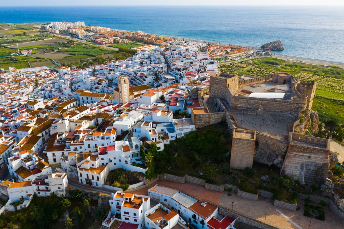 【 の風景】 スペイン南部、海辺に面した小さな町。丘の上に建つサロブレーニャ城を中心に真っ白な建物で街全体が統一されている。旧石器時代にまで遡るほどに歴史の深い場所です。