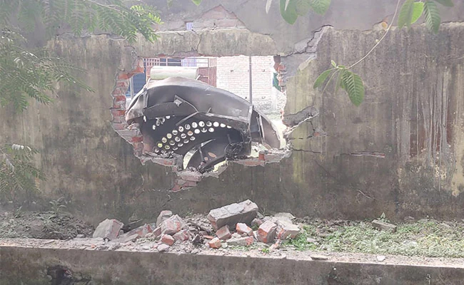 sambad_odisha's tweet image. ଆଜି ବିହାରର ମୁଜାଫର୍‌ପୁରସ୍ଥିତ ଏକ ନୁଡଲ୍‌-ତିଆରି କାରଖାନାରେ ଗୋଟାଏ ବଏଲର୍‌ ବିସ୍ଫୋରଣ ଘଟିବାରୁ ୬ଜଣଙ୍କର ମୃତ୍ୟୁ ଘଟିବା ସହ ୧୨ଜଣ ଆହତ ହୋଇଛନ୍ତି। ଘଟଣାସ୍ଥଳରେ ଉଦ୍ଧାର କାର୍ଯ୍ୟ ଜାରି ରହିଛି, ମୃତ୍ୟୁସଂଖ୍ୟା ବୃଦ୍ଧି ପାଇବାର ସମ୍ଭାବନା ରହିଛି ବୋଲି ସରକାରୀ ଅଧିକାରୀମାନେ କହିଛନ୍ତି।
#Muzaffarpur #BoilerExplosion #Sambad