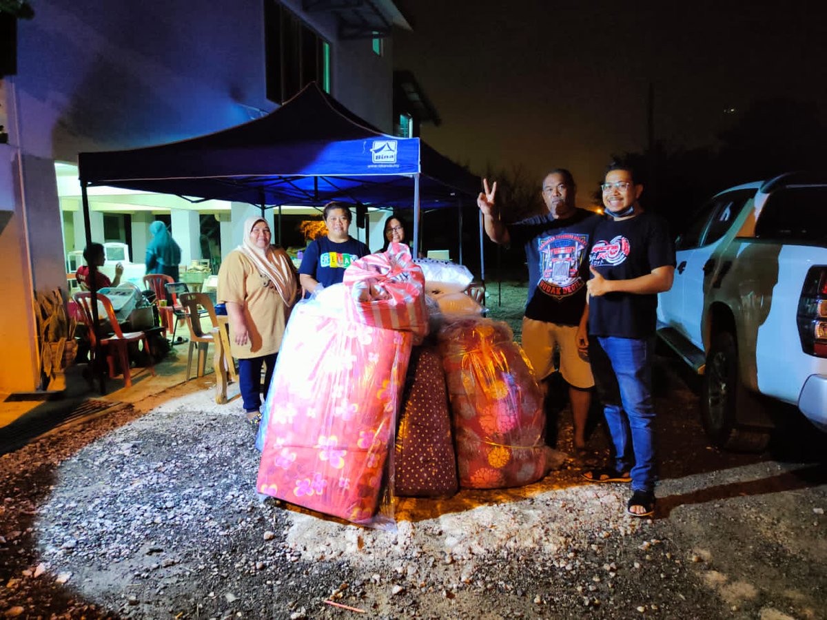 hirman74's tweet photo. Selagi kita daya. Taman Gemilang Dengkil. #DaruratBanjir #TeamSahabat #kayakingPD #ONRescue #AATransport #rantingBTSG #Dtau https://t.co/rgojfDm99g