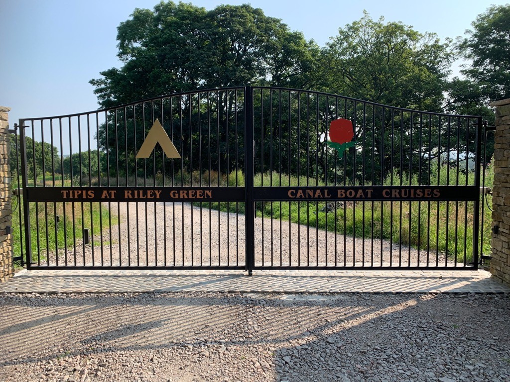 HowickAutoGates's tweet photo. This installation carried out a number of years ago @Tipisrileygreen. The #swinggates and #gateautomation still looking great, especially now the road is being finished. @UkTelguard #intercom is a beautiful finishing touch. #tipisrileygreen #weddingvenue #GSMIntercom #events https://t.co/xFGEHwj5jg
