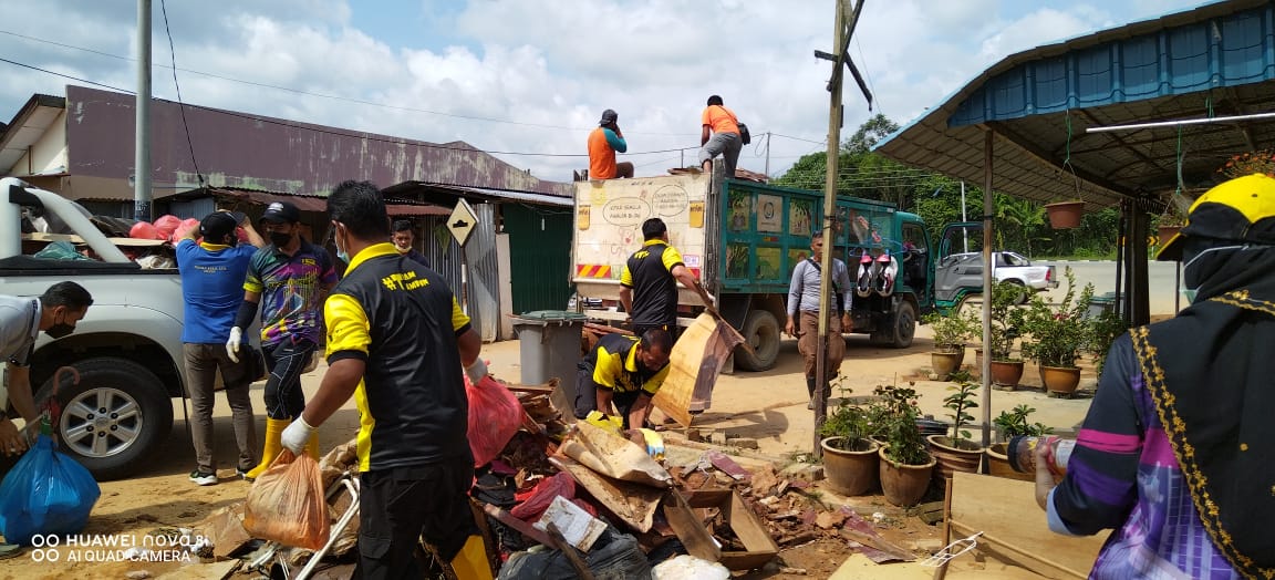 JKRTampin's tweet photo. Misi bantuan memberi keperluan asas dan membersihkan rumah-rumah yang terkesan akibat banjir. Semoga dengan bantuan ini dapat meringankan beban bagi mangsa-mangsa banjir di Jelebu. Terima kasih kepada kakitangan JKR Tampin yang terlibat.

@JKRNS 
@JKRMalaysia https://t.co/jZ4R4oBq93