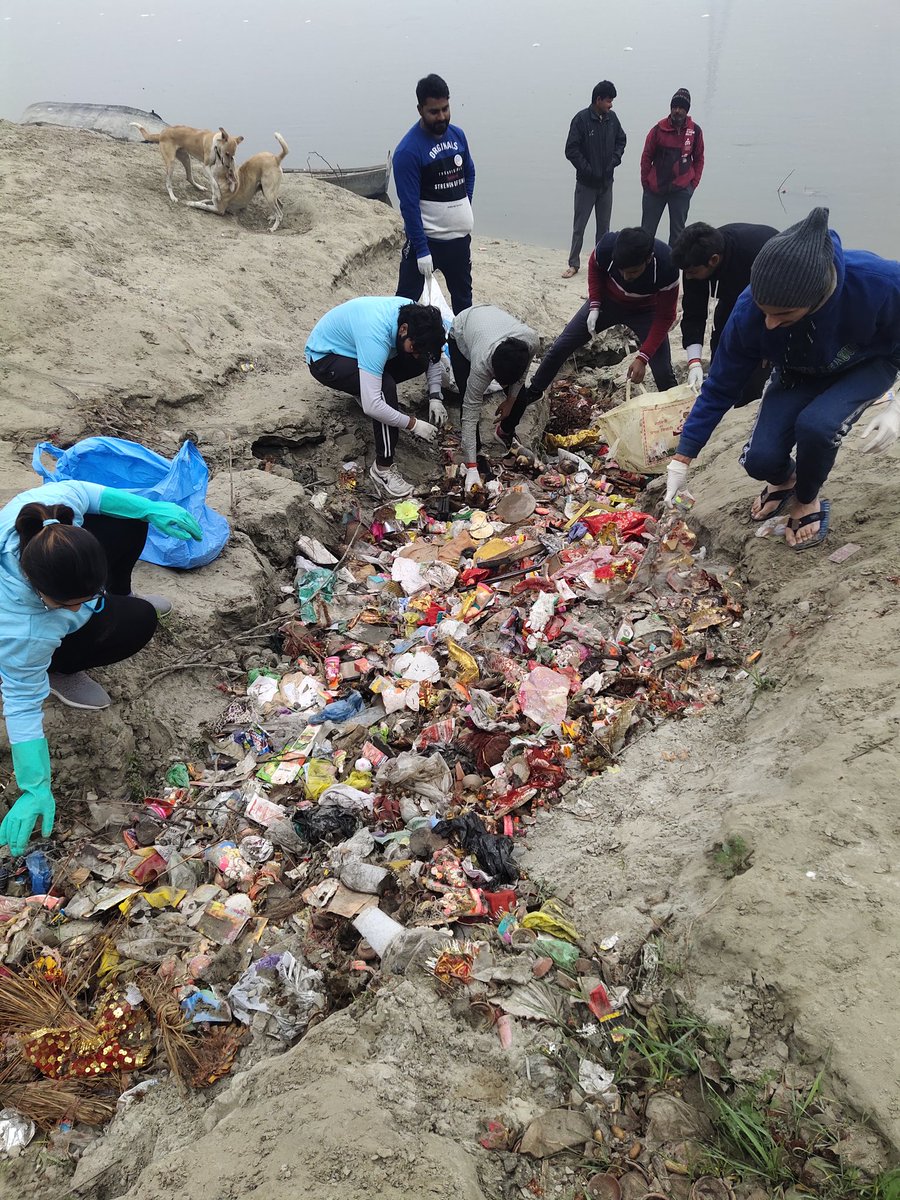 Meri_Dharti's tweet photo. Please come forward to help 🙏 @DMKanpur @nagarnigamknp @cleanganganmcg @CommissionerKnp @kanpurnagarpol @asim_arun @CmoKanpur 
#magazineghat #kanpur 
Retweet and tag the authorities so that it reaches them !! https://t.co/i5aMRokAIK