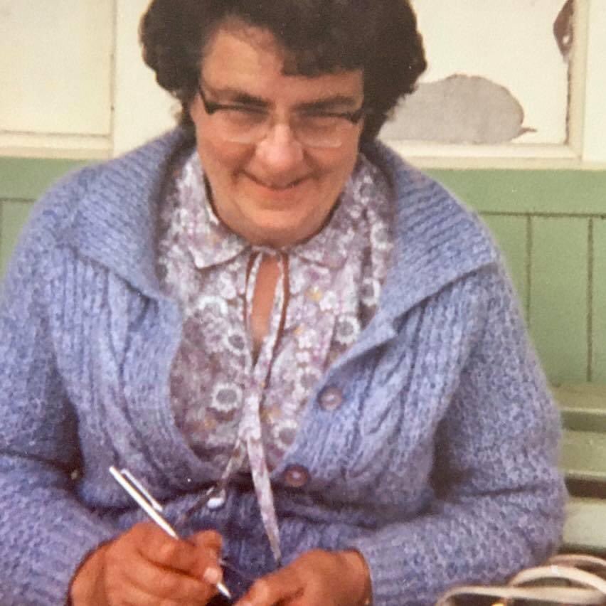 FloralRainbowAW's tweet photo. 20 years ago we spent a lovely Christmas Day together as a family, Mum & Dad went home. Dad rang about 9am #BoxingDay morning to tell us Mum had died…still miss her, hug your loved ones 😘 #Dec26th https://t.co/hwP3rQmEQ7