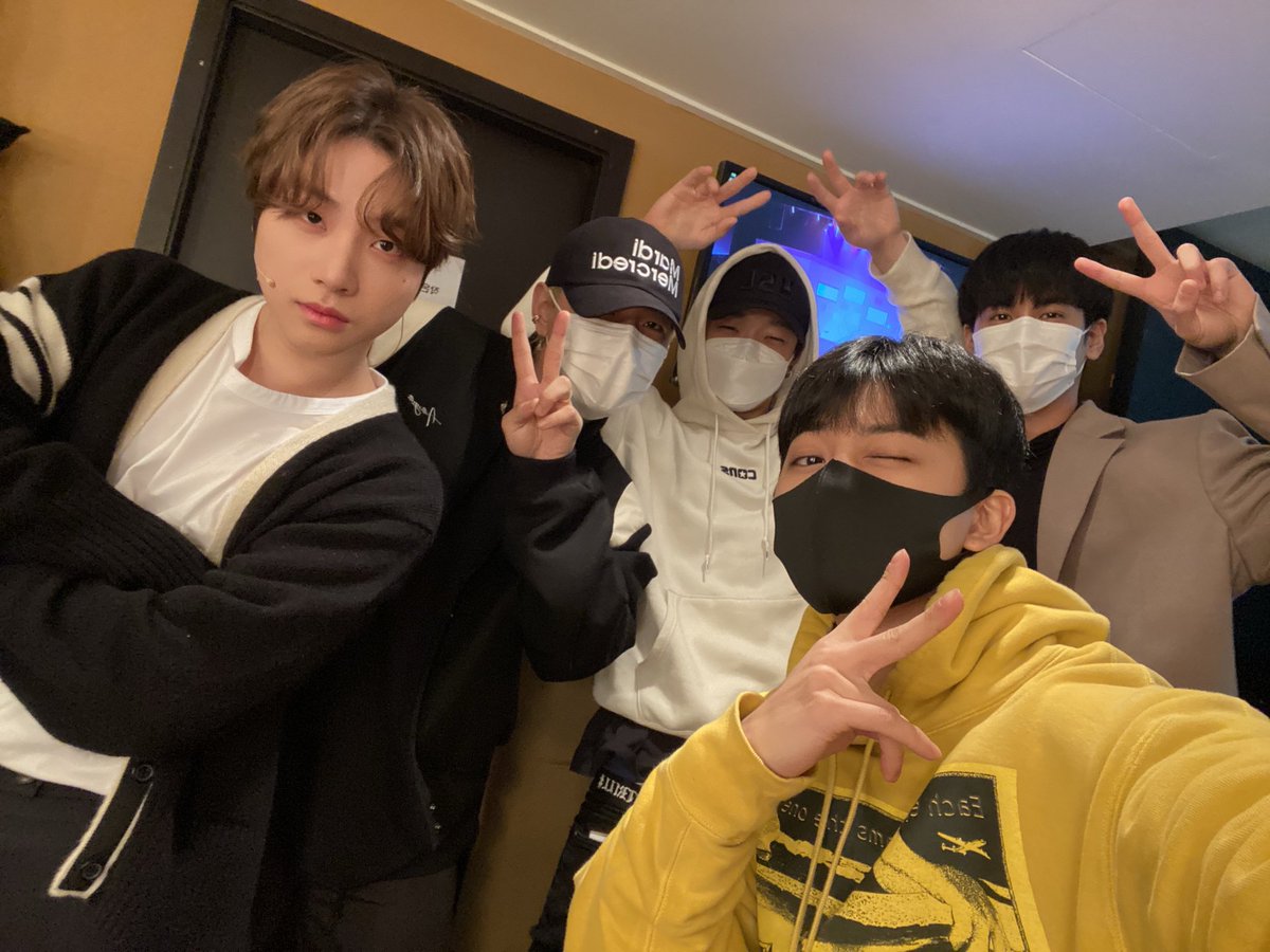 aeternumikonic's tweet photo. Omg they took picture together!!! iKON really plan to go together at the last day of jinhwan musical radio show!!! 😭

📷: droptheroar
뿌디 수고했어요
Thank You DJ Jinhwan
#JinhwanOnAirClosingDay
@iKON_gnani_____  @YG_iKONIC https://t.co/k1lV4GTc6T