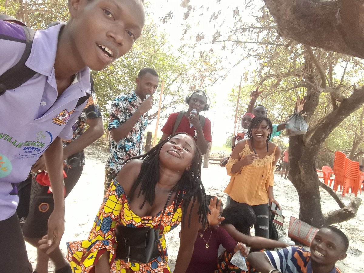 Diallo0409's tweet photo. CHACUN FÊTE NOËL À SA MANIÈRE, SELON SES MOYENS, SON GOÛT, SES RÊVES.... https://t.co/nrkuAnUF7z