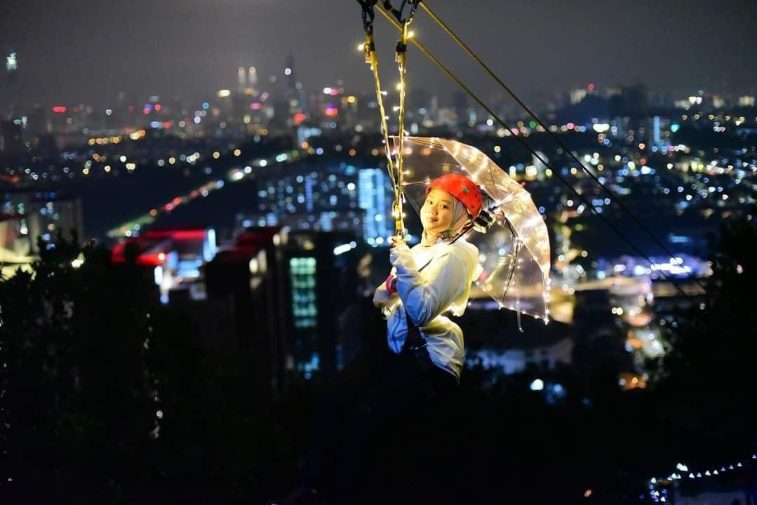iwanqais's tweet photo. Pergh, flying fox malam di KL. Lagi cun. 

🚏Night Flying Fox by Raska Adventure Bukit Besi, KL

📷: Raska Adventure &amp; Kee Obsessedred https://t.co/69wScy6t44
