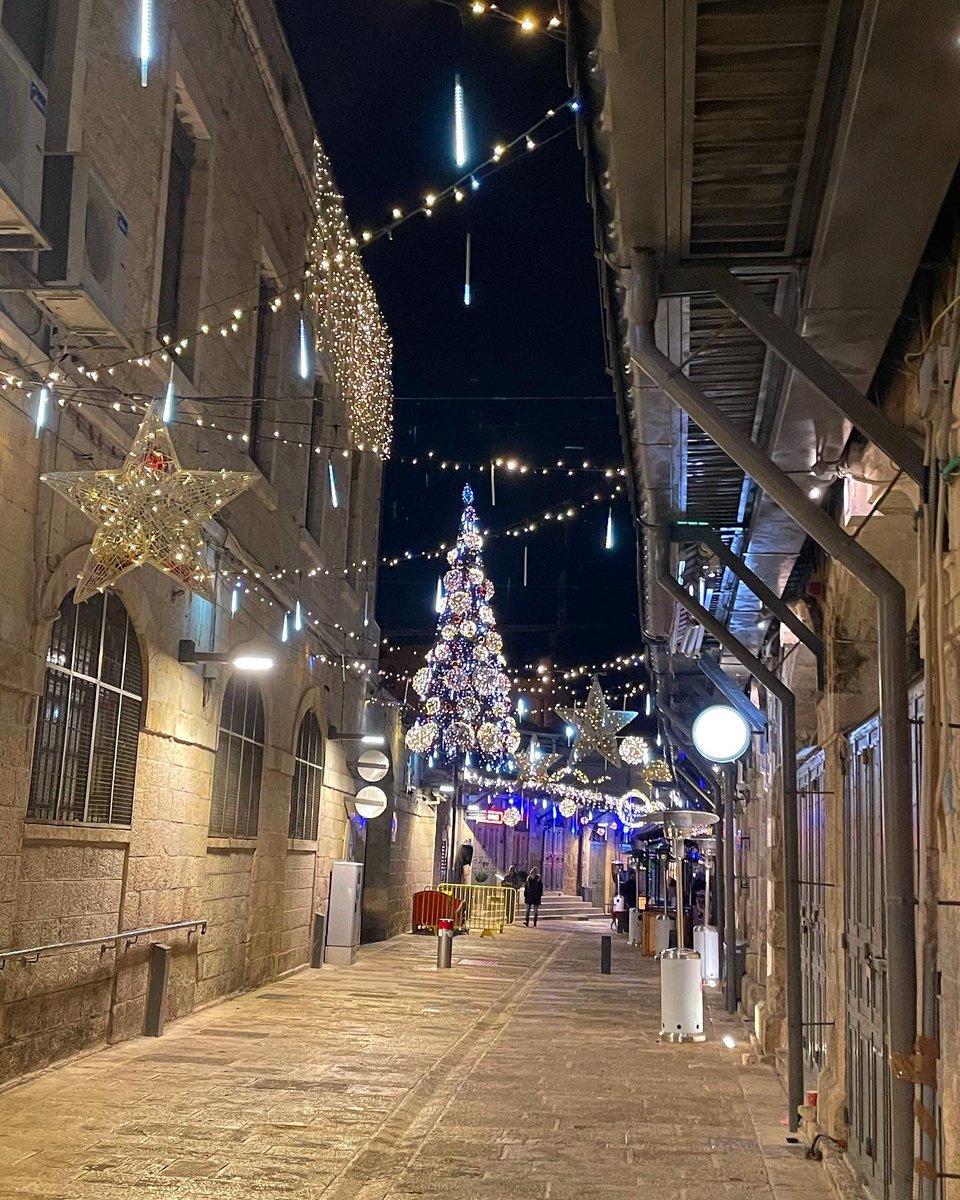 museumlover's tweet photo. Christmastime in the old city 🎄I hope you all had a lovely holiday 
(including those celebrating Jewish Christmas aka Chinese food and movies) https://t.co/OOys1ImkjG
