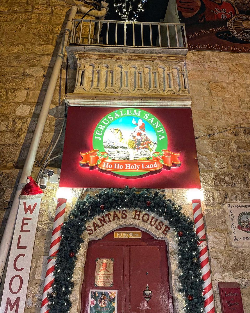 museumlover's tweet photo. Christmastime in the old city 🎄I hope you all had a lovely holiday 
(including those celebrating Jewish Christmas aka Chinese food and movies) https://t.co/OOys1ImkjG