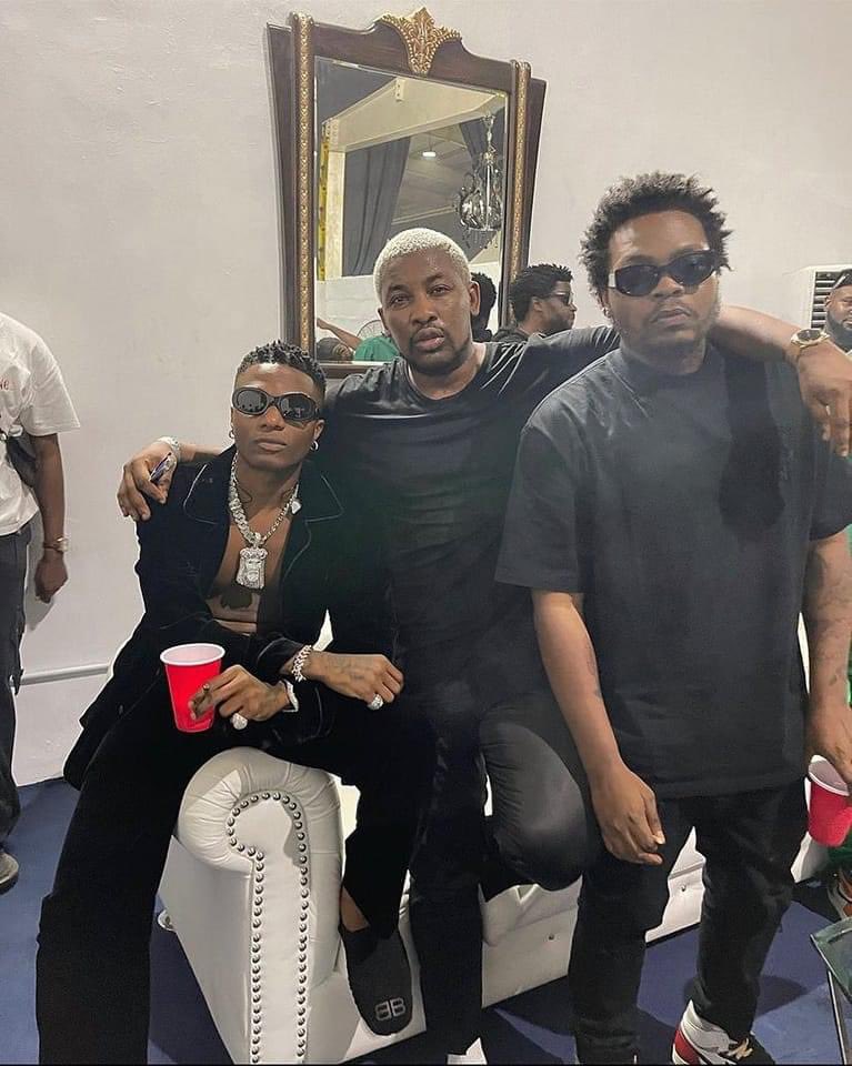 Fact__Magazine's tweet image. Wizkid x Do2tun x Olamide link up back stage