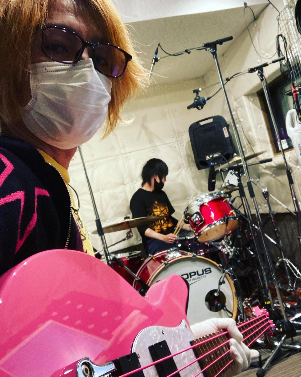 nomachan_303's tweet image. そして午後から町田Yokota Base Studioにてレコーディングミッション。
ドラマーは初めましての砂糖しんさん☆*:.｡. o(≧▽≦)o .｡.:*☆
#yokotabasestudio #kzonebass #kzguitarworks #drstrings #drstringsneon #キクタニミュージック #のまぐちひろし #soundwavelab