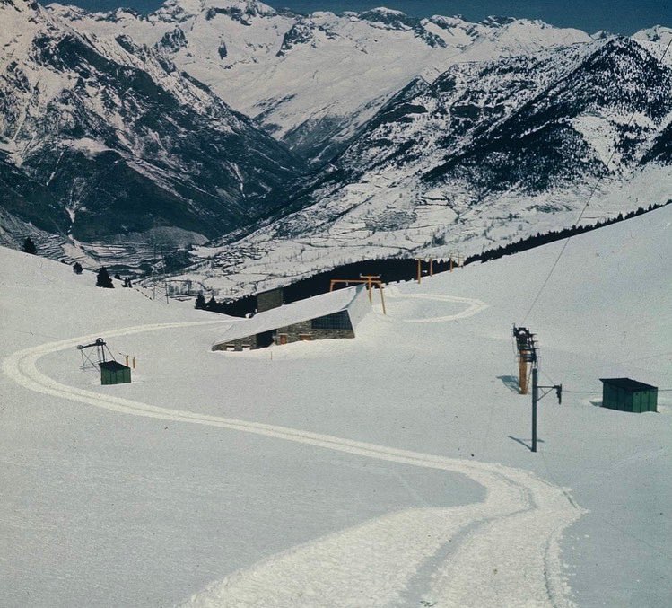 enjoyzaragoza's tweet photo. Cincuenta años separan estas dos imágenes 😮 Hoy, 26 de diciembre, cumple 50 años @cerleraramon 👏😍🎿 

Esta estación altoaragonesa es la estación de esquí española que más veces ha sido reconocida como la mejor de España 🇪🇸 

FELIZ CUMPLEAÑOS https://t.co/S22hzkd6cz