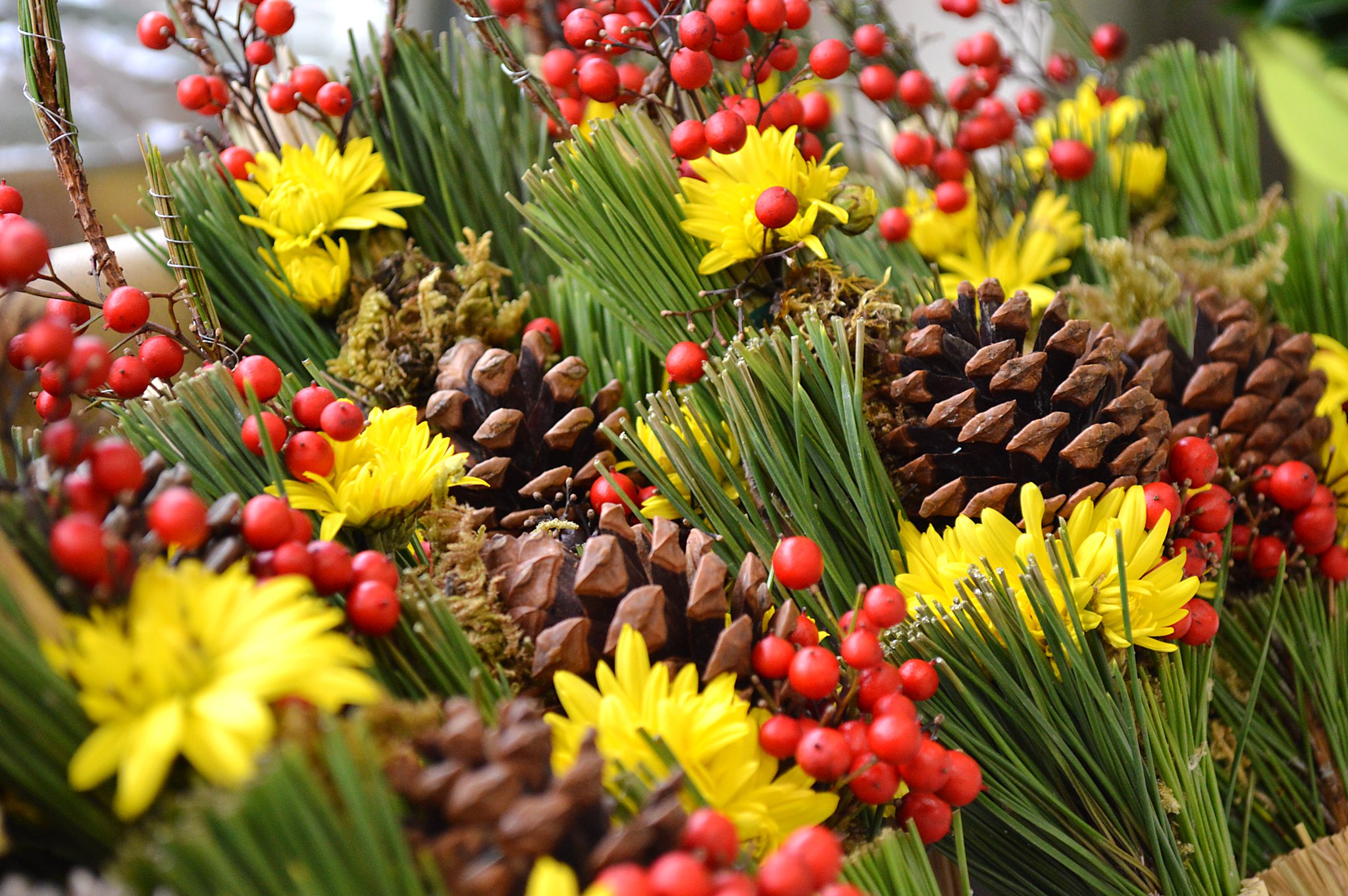 フラワーショップ 坂下園 年越しまでもう少しですね 正月用のお墓のお花や作り仏花 金柳などもございます さらに寒くなる前に買い揃えておくのも良いですよね 年末年始 正月 お墓参り 作り仏花 墓花 しめ縄 松 千両 金柳 銀柳 Paypay