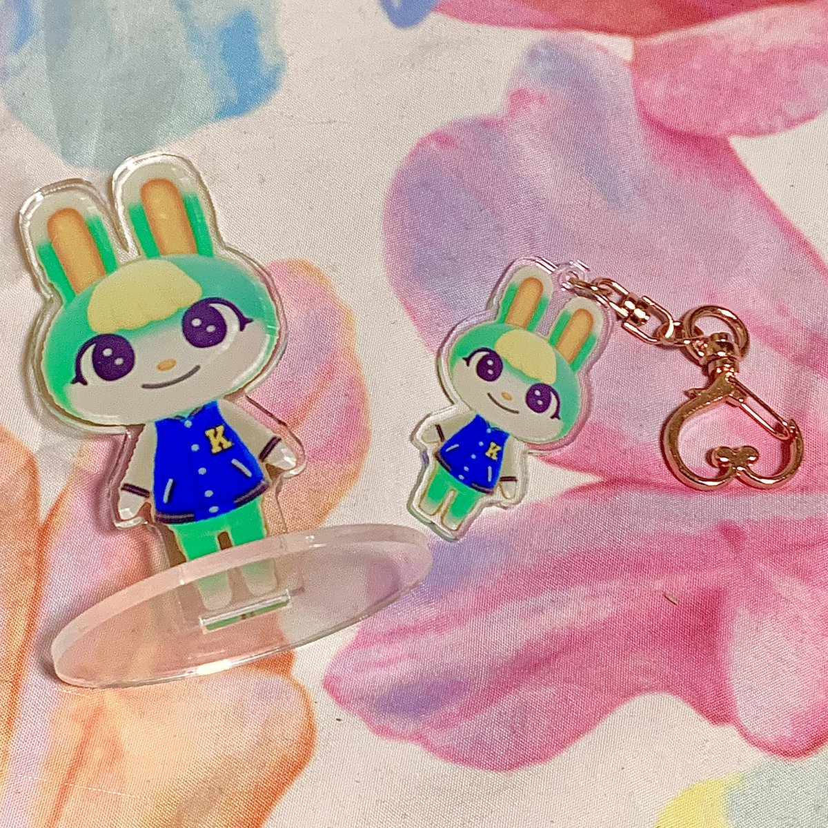 aaaa_chan_s2's tweet photo. ミッチェルのアクスタとキーホルダー届いたー🐰💛💚グッズ増えてく🥰Kぽグッズ用のアプリで作りました　#ミッチェル　#グッズ　#あつ森　#ポケ森 https://t.co/TdSxMOWXwS
