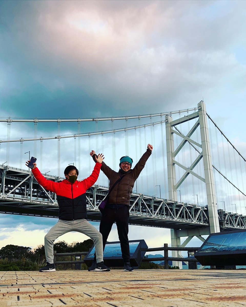 keiarao18's tweet photo. Sunset time at Seto Ohashi Bridge🌊
This is the longest bridge in the world which has both highway and railway. It overpasses the Seto Inland sea and connects Honshu to Shikoku.
The bridge is enormous! Could you see the scale of the bridge towers?
#setoohashibridge #瀬戸大橋 https://t.co/7QRV64I9Xd