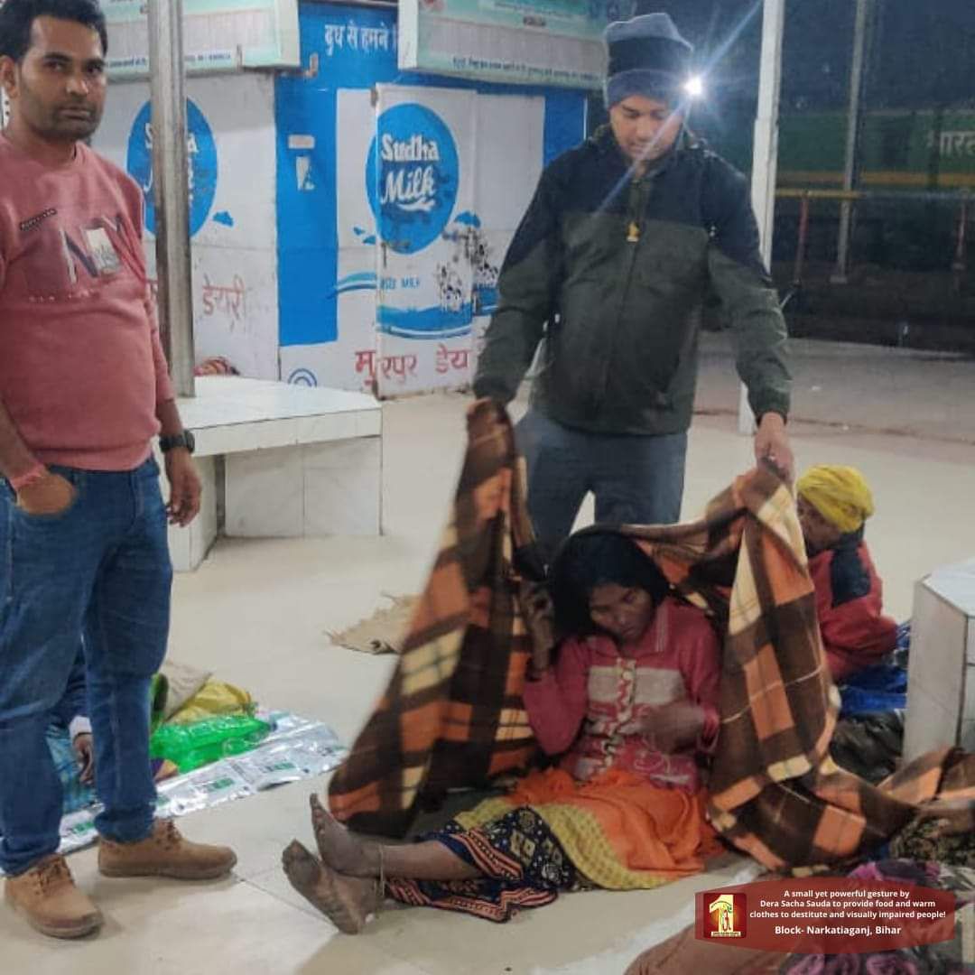 3280_pari's tweet photo. Warm clothes distributed by #ShahSatnamJiGreenSWelfareForce Wing to needy people with the pious blessings of #SaintDrMSG.
#DSSSharingWarmth #WarmthOfHumanity https://t.co/JqoBBRrIlq
