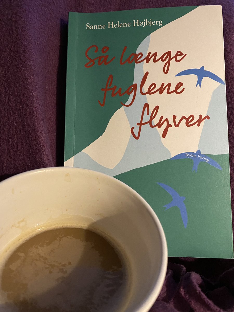 JanniMT's tweet photo. Min meget dygtige veninde fra Journalisthøjskole-tiden @sannehh har skrevet sin første roman - forhåbentligt af mange. 🤍📖
Jeg nyder den sammen med en god kop kaffe. ☕️
Den er fantastisk velskrevet. Helt som forventet! 🥳🤗
#roman #læsehest #forfatter #debutroman #julefred https://t.co/1LzuD9igSU
