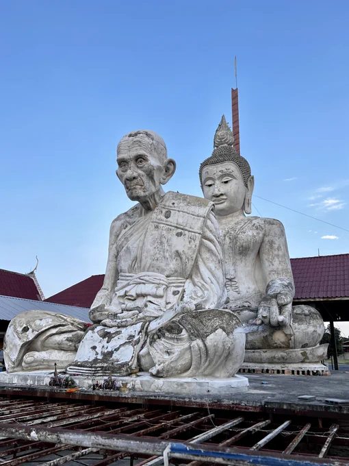 #タイ中部寺巡り
サラブリー市内にあるワット・チューンカオに訪問。中サイズの高僧像があります。
小高い丘に、屋上に仏塔を有する建造中のお堂があるので中を覗いてみると、こちらにもその高僧像が。このお堂も完成したらゴージャスそう。

位置情報
https://t.co/qNtgqbvz6R 