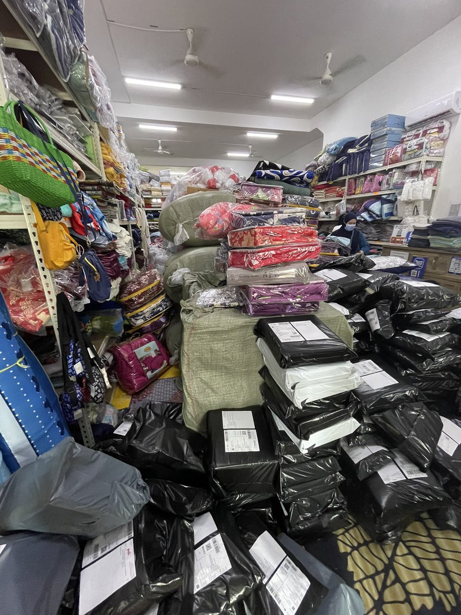 RalphJaszle's tweet photo. Mana mana sukarelawan yg tengah mencari bantal, selimut, towel, toto, kain pelikat and macam2 lagi la boleh cari kedai ni. Siap ada quotation beli untuk mangsa banjir lagi. Kedai dekat Eco Hill Semenyih. Aku baru pergi tadi #DaruratBanjir #DaruratBanjirSelangor https://t.co/2IRaqp86fs