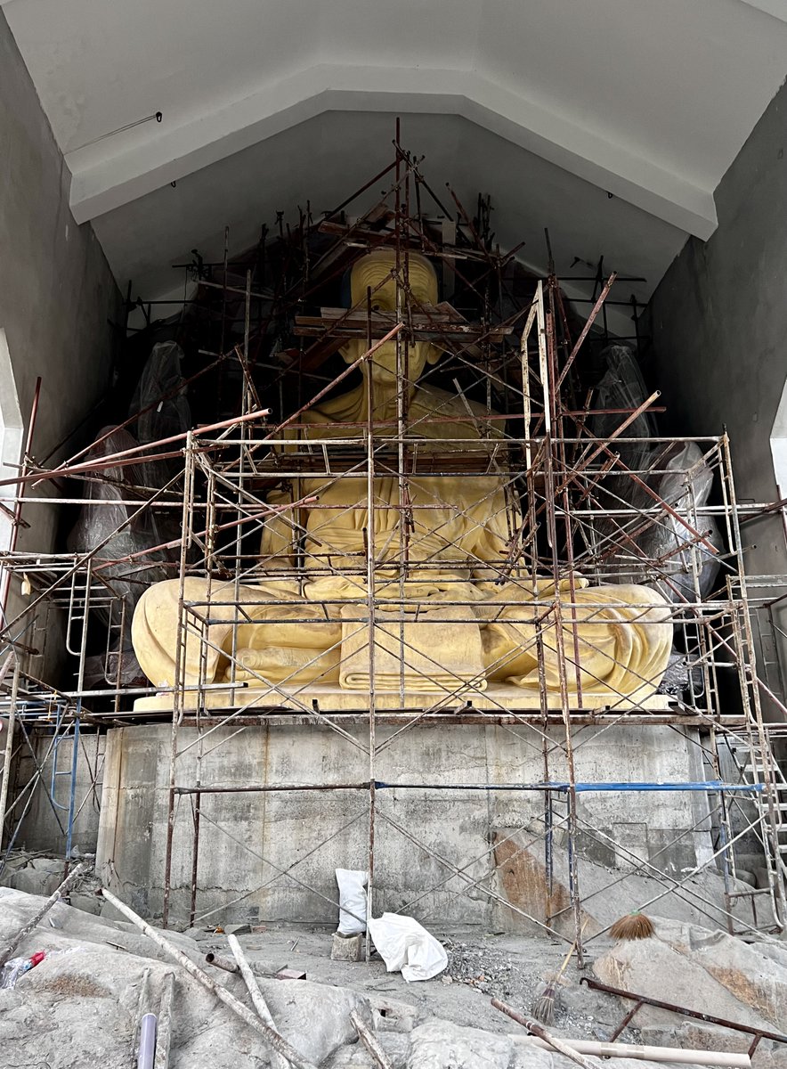 #タイ中部寺巡り
サラブリー市内にあるワット・チューンカオに訪問。中サイズの高僧像があります。
小高い丘に、屋上に仏塔を有する建造中のお堂があるので中を覗いてみると、こちらにもその高僧像が。このお堂も完成したらゴージャスそう。
位置情報
https://t.co/qNtgqbvz6R