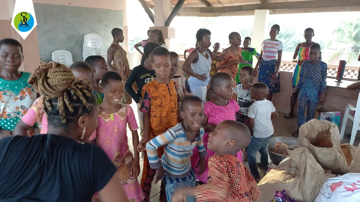 YourSolution7's tweet photo. #Acte 2 de la magie de Noël 🎄🎅
On était à l'ONG #MEROB avec les enfants orphelins et les enfants délaissés à #Godomey. 
Nous avons partagé notre joie avec eux!
Joyeux Noël 🎅🤶🎅🤶

#assistancepsychosociale #santémentale https://t.co/pV89YUUyq4