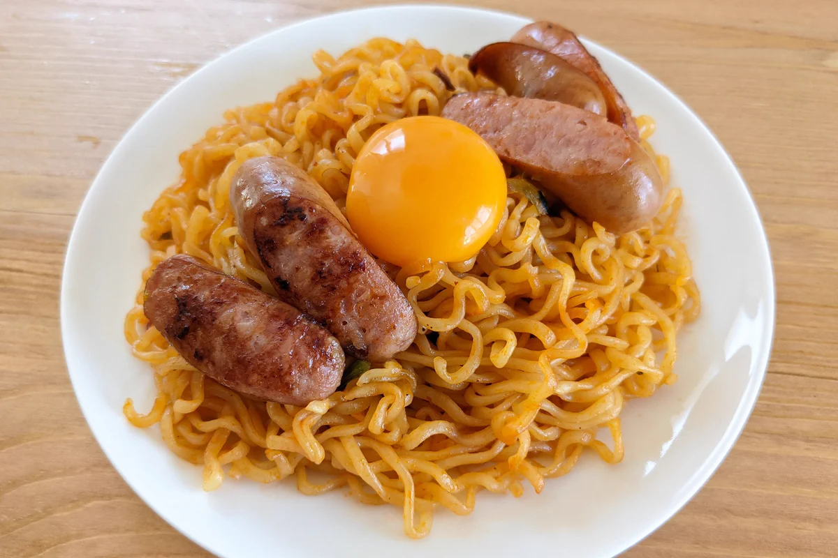 辛ラーメンで最高に美味しいナポリタンを作ってみよう！！食材も少なく調理も簡単！