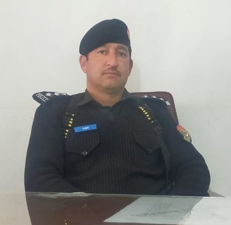 MalakandPolice's tweet photo. #DPO #Swat #Police
 ایس ایچ او بحرین انسپکٹر حبیب سید خان لیڈیز پولیس کی ہمراہ ناکہ بندی کے دوران کاروا��ی کرتے ہوئے بین الصوبائی لیڈی سمنگلر سلمیٰ ناز زوجہ شمس القمر سکنہ جان آباد پیر پائی نوشہرہ کے قبضے سے دوران تلاشی پانچ کلو 25 گرام چرس برآمد کرکے ملزمہ کو گرفتار کر لیا۔ https://t.co/9gYHFrM9RH