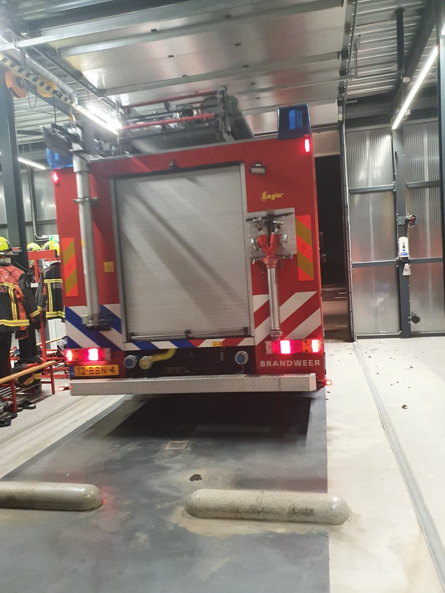 brandweerkwk's tweet photo. De #piketploeg moest vanochtend vroeg opstaan voor een papiercontainer in brand aan de Groen van Prinstererweg. Gelukkig was de klus snel geklaard en konden wij op tijd aanschuiven bij het kerstontbijt. #altijdparaat #2dekerstdag #kazerneKatwijk https://t.co/bnBOjbYUsy