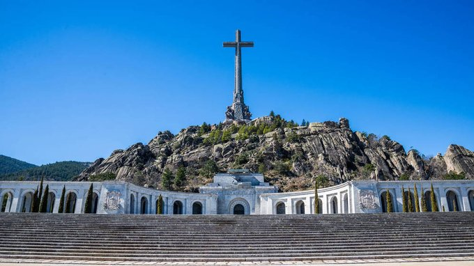 Accountable2019's tweet photo. Leonard Cohen sobre Federico García Lorca:

"No entiendo cómo España no ha excavado con sus manos todo el campo de Granada para recuperar el cuerpo de su poeta. No entiendo una nación que no le haya dado un castigo histórico a sus asesinos".

(Les damos el mayor mausoleo mundial) https://t.co/KngKwy35Sa