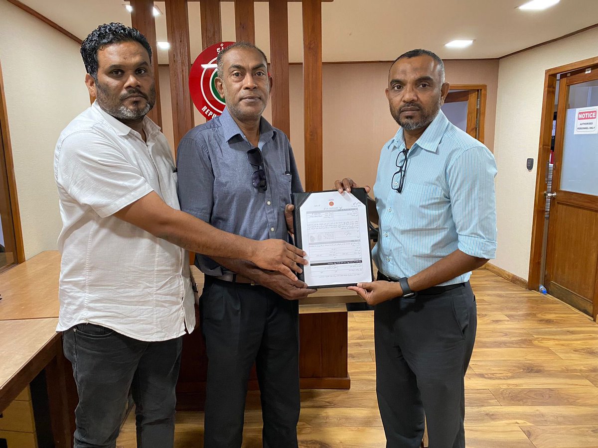 JPSecretariat's tweet photo. ދިވެހިރާއްޖޭގެ މަޝްހޫރު ކްރިކެޓް  ކުޅުންތެރިޔާ، ޖުރީގެ ގައުމީ ޓީމުގެ ވިކެޓް ކީޕަރ  ޝަފީއު (އޮފްބެ) އަދި އިބްރާހިމް ރަޝީދު (ދޮންއައްނާރު އިއްބެ) ޖުމްހޫރީ ޕާޓީއަށް ސޮއިކުރައްވައިފި. https://t.co/hSLCAfUJOW